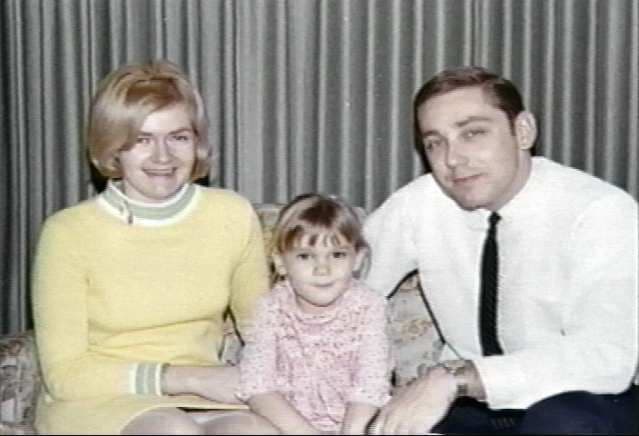 En la noche del 17 de febrero de 1970, 
<a href="https://people.com/crime/5-things-to-know-about-the-case-of-green-beret-surgeon-jeffrey-macdonald-convicted-of-killing-his-family/" target="_blank">de acuerdo con PEOPLE</a>, el entonces cirujano Jeffrey MacDonald 
<b>afirmó que hippies enloquecidos por las drogas irrumpieron en la casa de su familia en Carolina del Norte</b> y mataron a su esposa embarazada y sus dos hijas.
<br>
<br>Las autoridades no creyeron su historia y en su lugar argumentaron que MacDonald mató a su familia después de que se 
<b>enfureció cuando su hija menor mojó la cama que compartía con su esposa</b>.
<br>
<br>MacDonald fue declarado culpable de los asesinatos en 1979 y sentenciado a tres cadenas perpetuas, aunque ha mantenido su inocencia desde entonces.