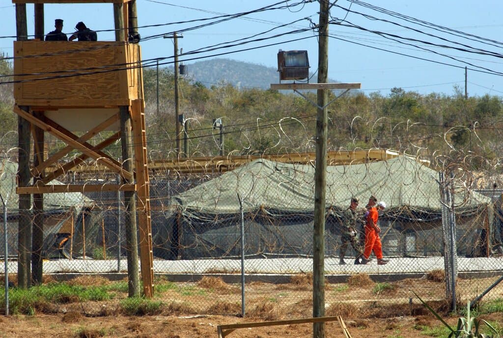 El gobierno de Trump gastó más de $21 millones en 46 vuelos a Guantánamo para deportar inmigrantes
