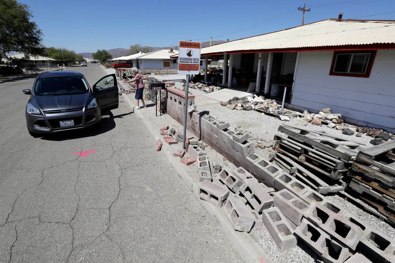 En esta vivienda el muro frontal de la casa se comenzó a derrumbar con el sismo de 6.4 del 4 de julio y terminó de destruirse con el sismo de 7.1 del viernes 5 de julio.
<br>
<br>