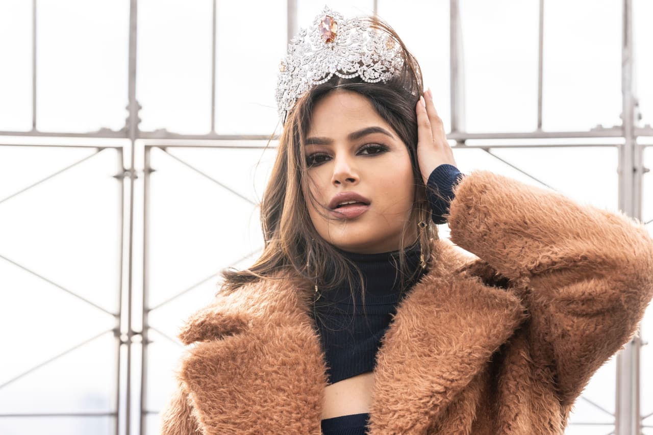 El caso más reciente de una reina de belleza criticada por su supuesto aumento de peso fue la
<a href="https://www.univision.com/entretenimiento/cultura-pop/harnaaz-sandhu-miss-universo-2021">Miss Universo 2021, <b>Harnaaz Kaur Sandhu</b>.</a> En redes sociales circularon unas cuantas imágenes en las que se notaba el crecimiento de su abdomen. Esto, incluso, dio pie a las suposiciones de que estaba embarazada.