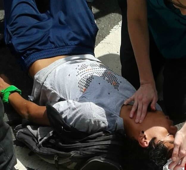 La madre de uno de los jóvenes, identificado como Carlos José Moreno, confirmó al periodista del diario Tal Cual Víctor Amaya de la muerte en Caracas de su hijo, un estudiante de primer año de Economía de la Universidad Central de Venezuela (UCV). Falleció por un disparo en la cabeza. 
<b>"Mi muchacho no aguantó, mí muchacho se murió y yo lo quería graduado"</b>, afirmó Ana Moreno.
