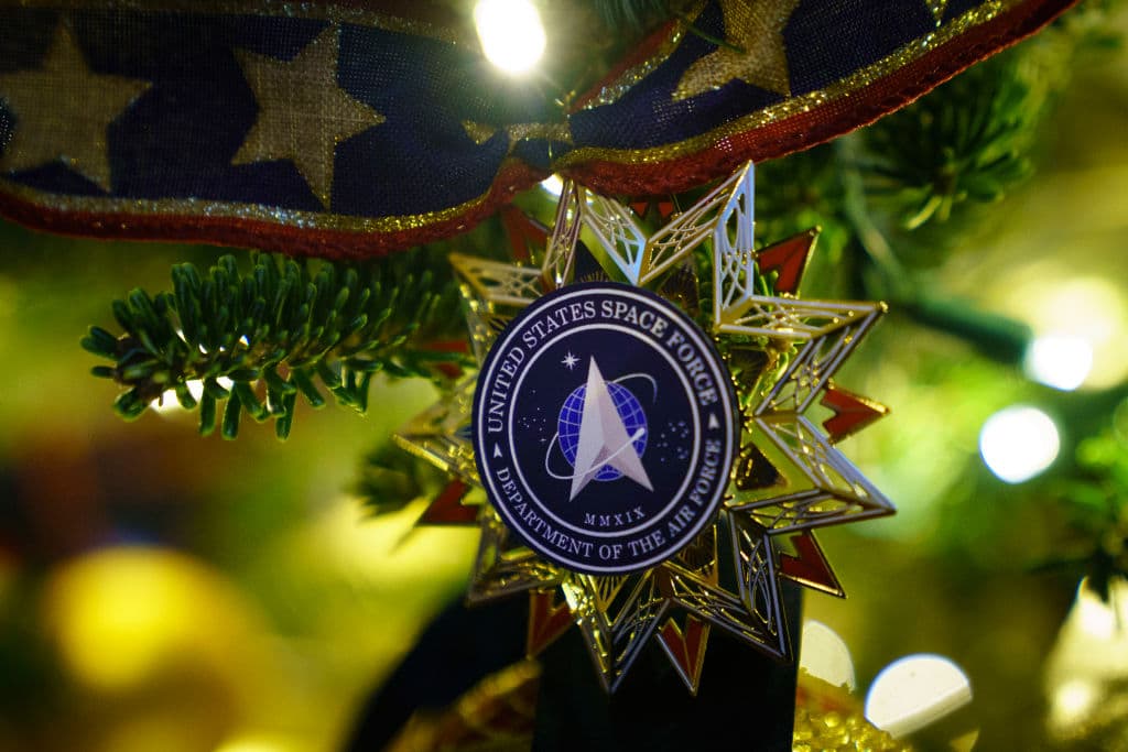 Este año, las familias que decoraron el árbol, colocaron el nombre de su familiar caído en una cinta que adorna el árbol.