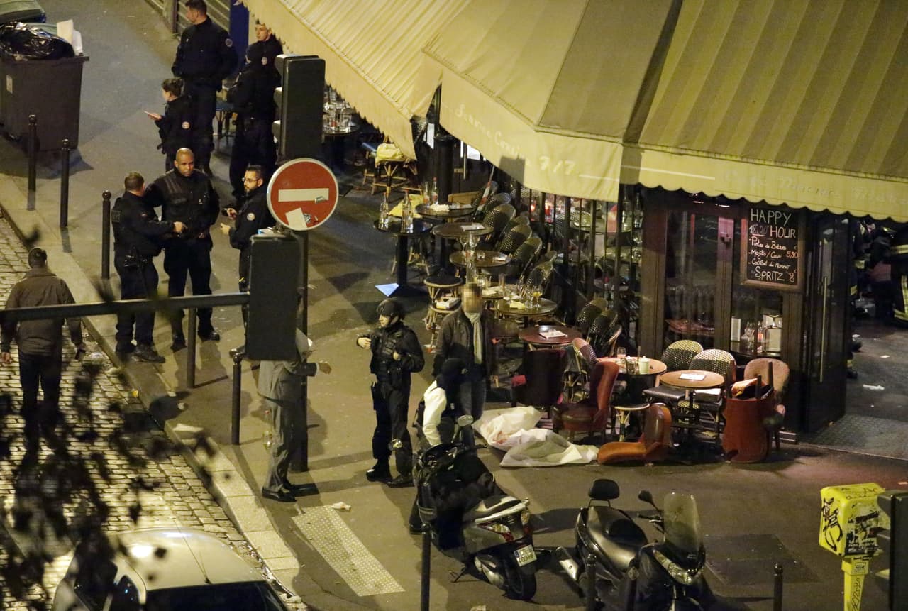 Una víctima cubierta con una sábana blanca frente al café La Bonne Biere, en el centro de París.