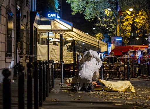 La oficina del fiscal de París dijo que murieron ocho atacantes, siete de ellos en atentados suicidas.