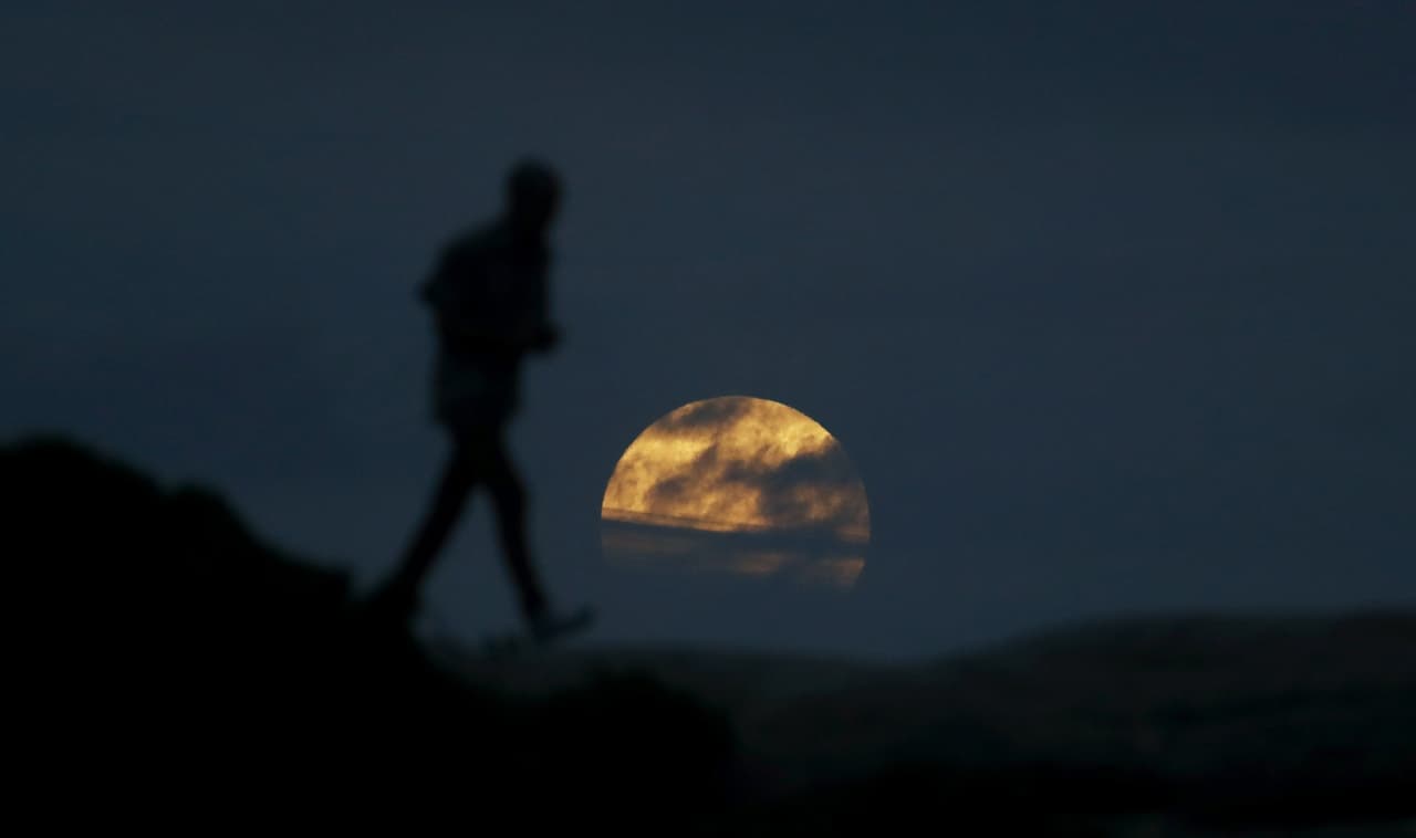 El satélite terrestre al comienzo del eclipse desde Sídney, Australia.