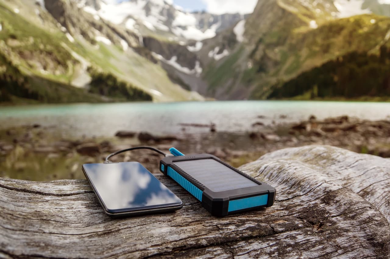 <h3 class="cms-H3-H3"><b>Cargador de teléfono </b></h3>
<br>
<br>Antes de salir de casa, asegúrate de que tu teléfono móvil esté completamente cargado y de contar con un cable USB extra en la cabina de tu carro, ya que puedes pasar más tiempo de lo esperado en la carretera . Aún mejor, puedes llevar un cargador portátil con la capacidad de alimentar la batería del teléfono hasta 2 o 3 veces. Hoy en día, los hay de todos los estilos, algunos incluso son solares e incluyen una lámpara LED. 
<br>