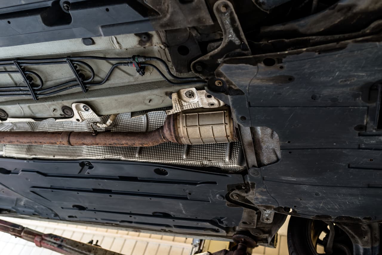 <b>¿Para qué sirven?</b>
<br>
<br>Los convertidores catalíticos producen modificaciones químicas en los gases de escape
<b> </b>de los automóviles antes de liberarlos a la atmósfera. Estas modificaciones tienen el fin de reducir la proporción de algunos gases nocivos –principalmente, monóxido de carbono, hidrocarburos y óxidos de nitrógeno– que se forman en el proceso de combustión.