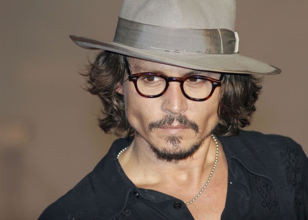 Eso sí, desde entonces el actor, de 58 años, ha trabajado duro para recobrar su carrera artística. Aun cuando le dijo adiós a sus personajes en 'Pirates del Caribe 6' o '
<a href="https://www.univision.com/famosos/quien-es-mads-mikkelsen-el-reemplazo-de-johnny-depp-en-la-saga-animales-fantasticos">Animales fantásticos 3</a>'; ahora, se le abre una nueva oportunidad con 
<b>el papel del Rey Luis XV</b> en una película biográfica.