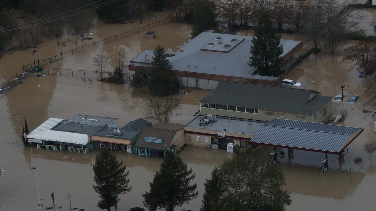 Miles evacúan comunidades en California por una de las peores inundaciones en 25 años