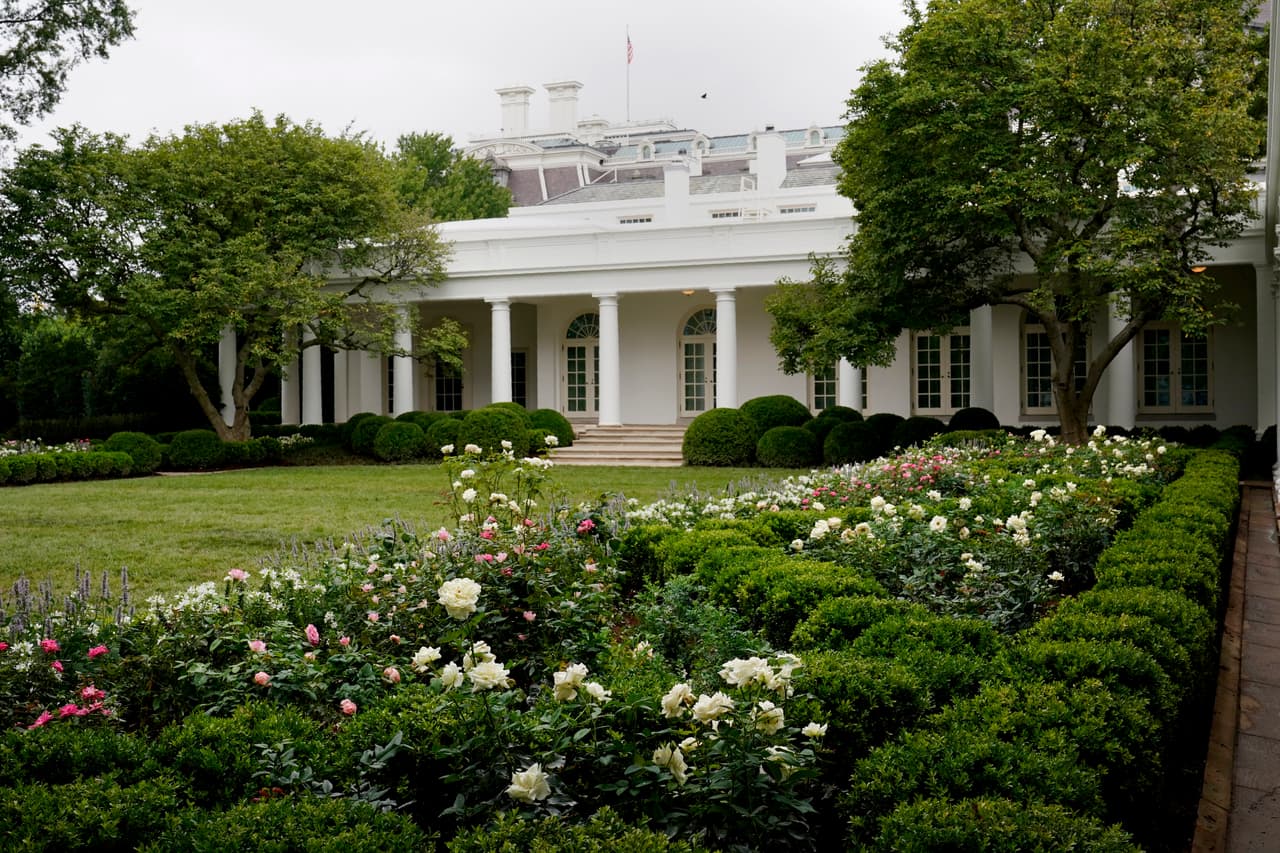 Las rosas son en honor a la primera visita papal a la Casa Blanca del Papa Juan Pablo II en 1979, dijo la mansión presidencial.
