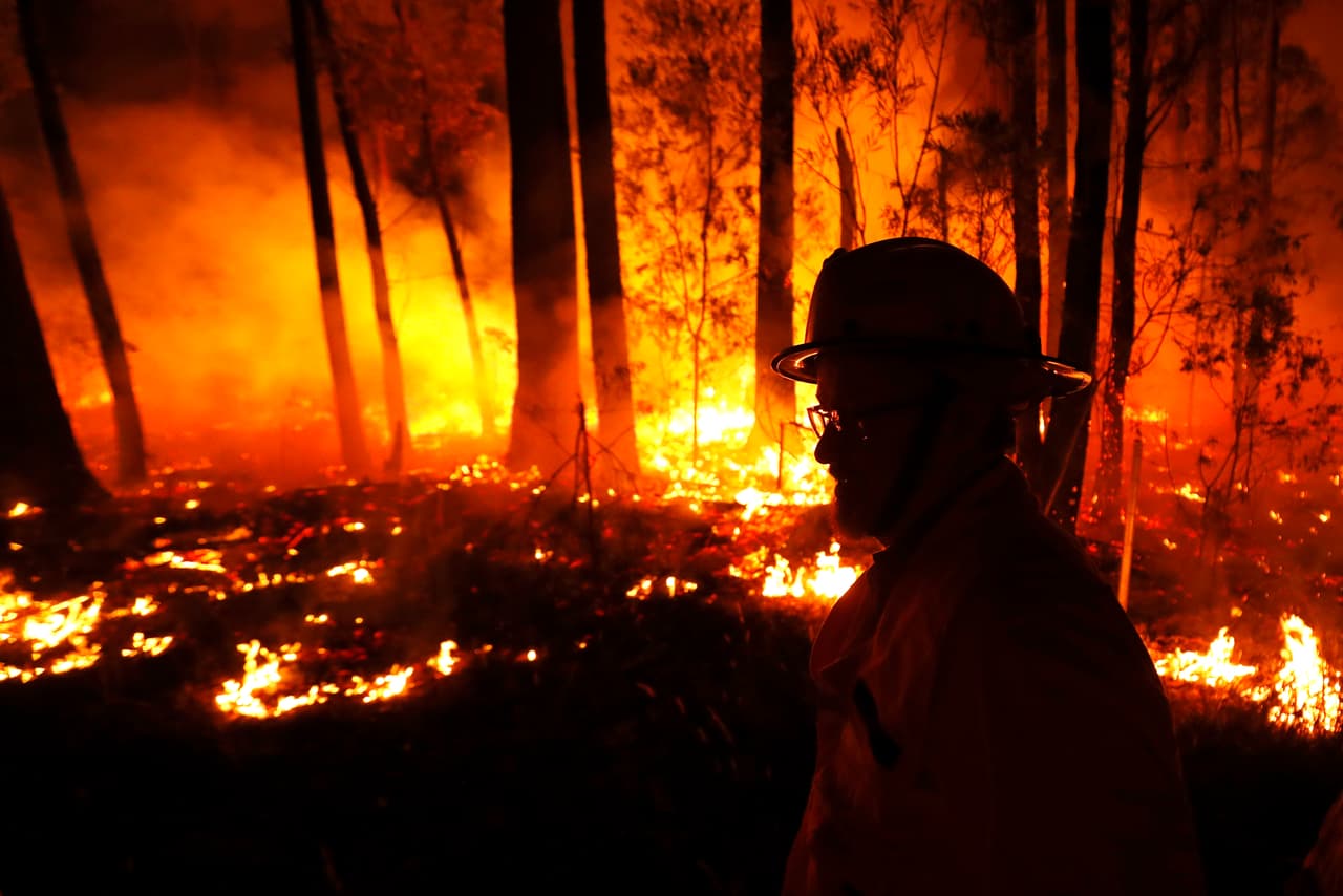 El humo de los incendios cerca de Gippsland, en Nueva Gales del Sur. En este estado las autoridades ordenaron a los turistas que abandonaran una área de 155 millas (unos 250 kilómetros) en la costa sur. Fue la “mayor reubicación masiva de gente fuera de la región nunca vista”, dijo el ministro estatal de Transporte, Andrew Constance.