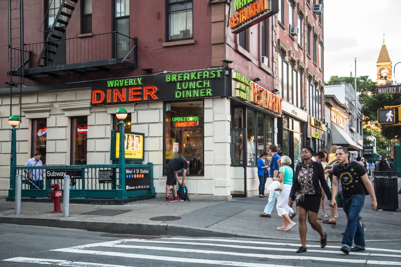 <b>Puesto 6: Nueva York.</b>
<br>
<br>Esta urbe vibra intensamente todo el tiempo y aquí vive casi cinco millones de hispanos,
<a href="https://www.pewresearch.org/hispanic/interactives/hispanic-population-in-select-u-s-metropolitan-areas/"><u> según un estudio de PEW</u></a>. Después de una visita obligada a algunos museos más importantes del mundo puedes degustar las especiales y diferentes gastronomía del Barrio Chino, Greenwich Village (en la foto) o Soho. Caminar el puente de Brooklyn y conocer ese distrito es obligatorio, así como los paseos tradicionales a la Estatua de la Libertad o el nuevo Hudson Yards. Esta ciudad vale la pena visitarla en cualquier estación del año.