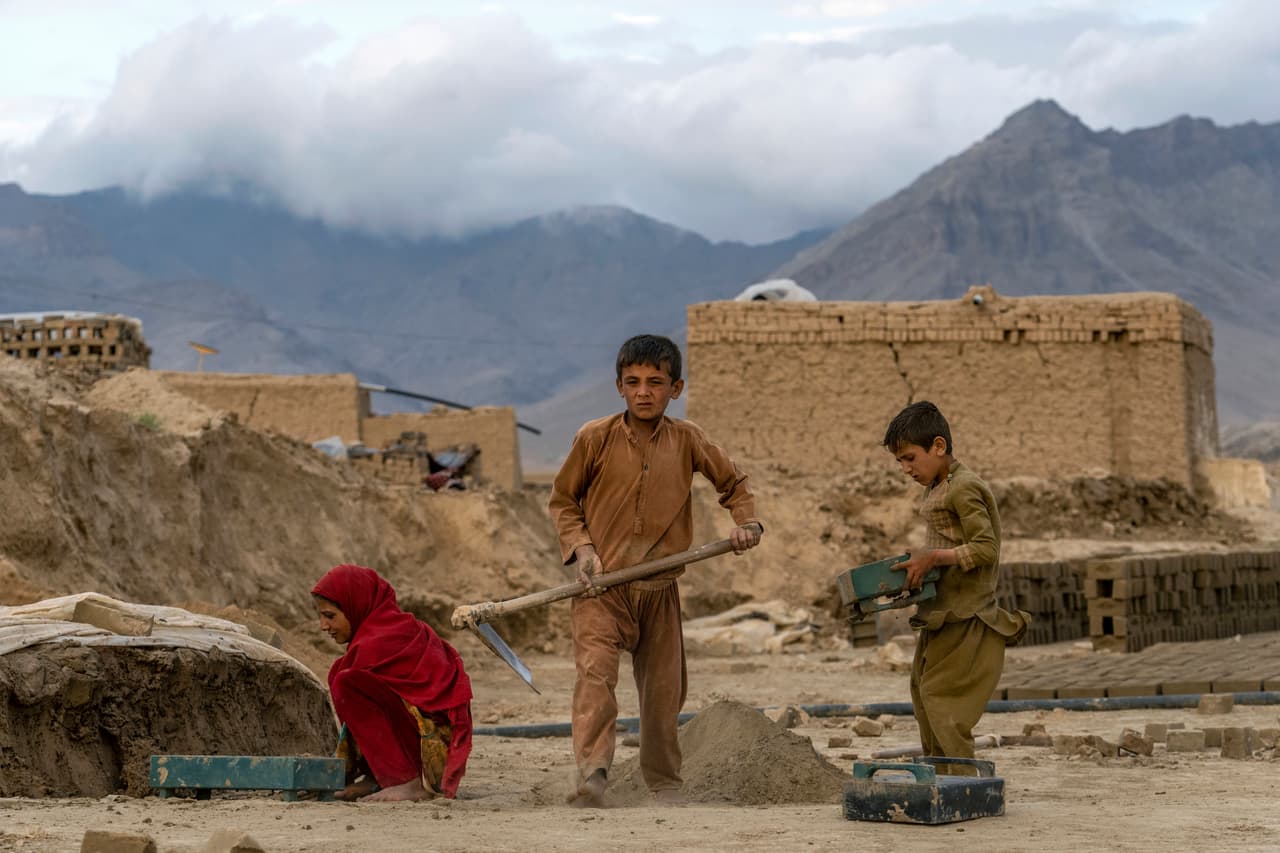 <i>Save the Children</i> indicó que los datos revelan 
<b>un aumento en el número de familias que solicitan préstamos para poder comprar alimentos, ya que los ingresos se han desplomado</b>: con datos de abril, se estimaba que el 82% de los afganos han perdido ingresos desde la transición del poder en agosto de 2021.