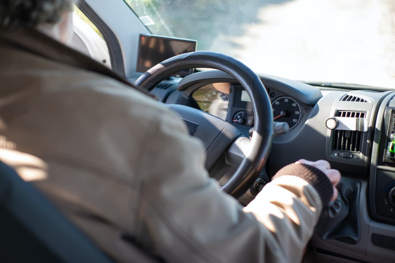 Además, los conductores siempre deben obedecer las zonas de velocidad con luces en una zona escolar intermitentes. De lo contrario, podrían enfrentar al menos 200 dólares en multas.