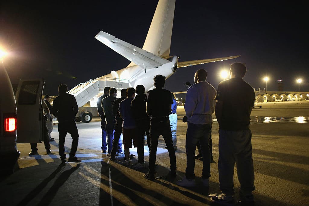 Denuncian que el gobierno de Trump deportó a venezolanos a través de un tercer país