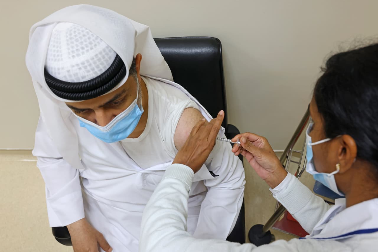 <b>Emiratos Árabes Unidos. 56.2 dosis administradas por cada 100 personas. </b>Han administrado al menos una dosis a más de cinco millones de personas, pero no ofrecen datos del total de personas que ya recibieron todas las dosis necesarias.
<b> </b>Tiene alrededor de 10 millones de habitantes.