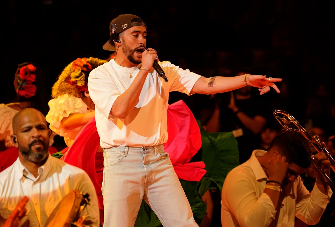 "
<b>Este premio se lo dedico a Puerto Rico</b>... se lo quiero dedicar a todas las leyendas y especialmente también a los nuevos, no solamente a las leyendas, sino a los nuevos que mantienen vivo y refrescando el movimiento (de la música urbana), a todos los nuevos talentos sigamos llevando este género a otro nivel".
<br>