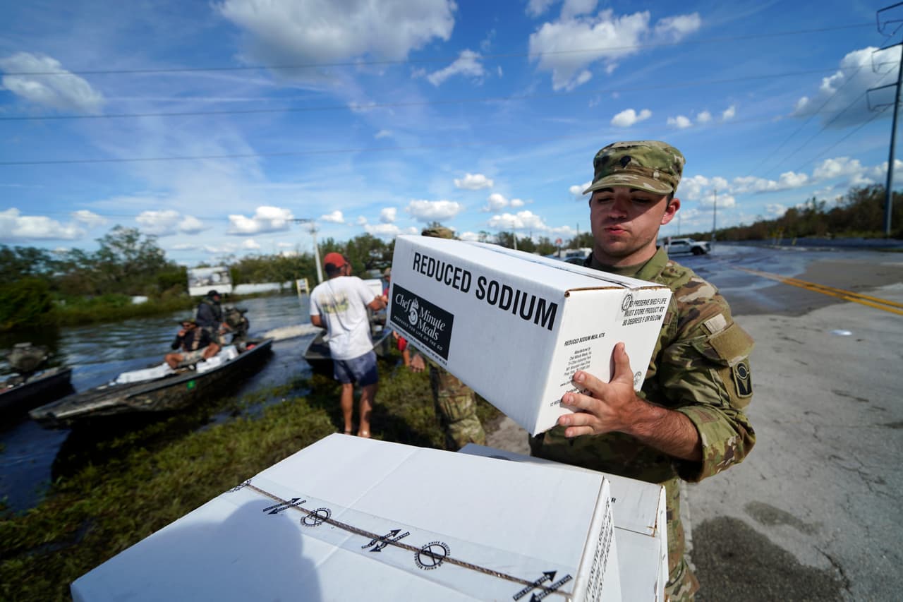 Masivo operativo de rescate en zonas de Florida devastadas por huracán Ian, en medio de la urgencia por restablecer la luz