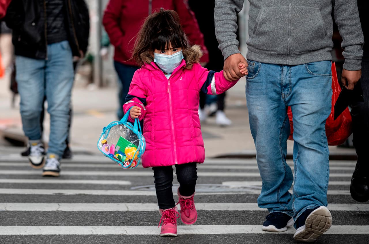 Otro beneficio del paquete extenderá el cuidado de los hijos de trabajadores esenciales hasta junio de 2022 y se financia "un mayor acceso al cuidado infantil subsidiado para más de 8,000 hijos de trabajadores esenciales y niños en riesgo, que actualmente no reciben servicios en el sistema", informaron las autoridades estatales.