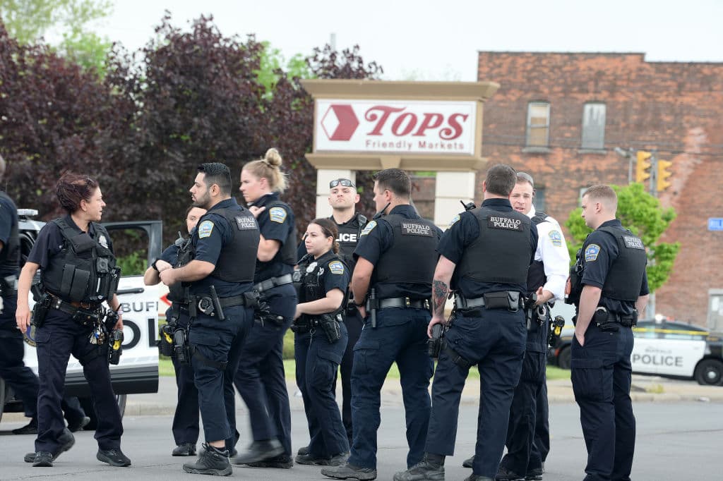El 14 de mayo de 2022 Estados Unidos vivió otro tiroteo alentado por esta teoría. Esta vez 
<a href="https://www.univision.com/noticias/tiroteos/tiroteo-en-supermercado-de-buffalo">en un supermercado en Buffalo, Nueva York,</a> en una zona habitada por personas de color. Desde el estacionamiento del lugar un hombre blanco de apenas 18 años comenzó a disparar su fusil de asalto. Allí dejó a tres personas fallecidas. Entró sin soltar el gatillo y 
<a href="https://www.univision.com/noticias/sucesos/victimas-tiroteo-supermercado-buffalo">mató a otras siete personas.</a> Transmitió todo en vivo a través de una aplicación y también 
<b>dejó un manifiesto de odio en contra de los negros.</b>