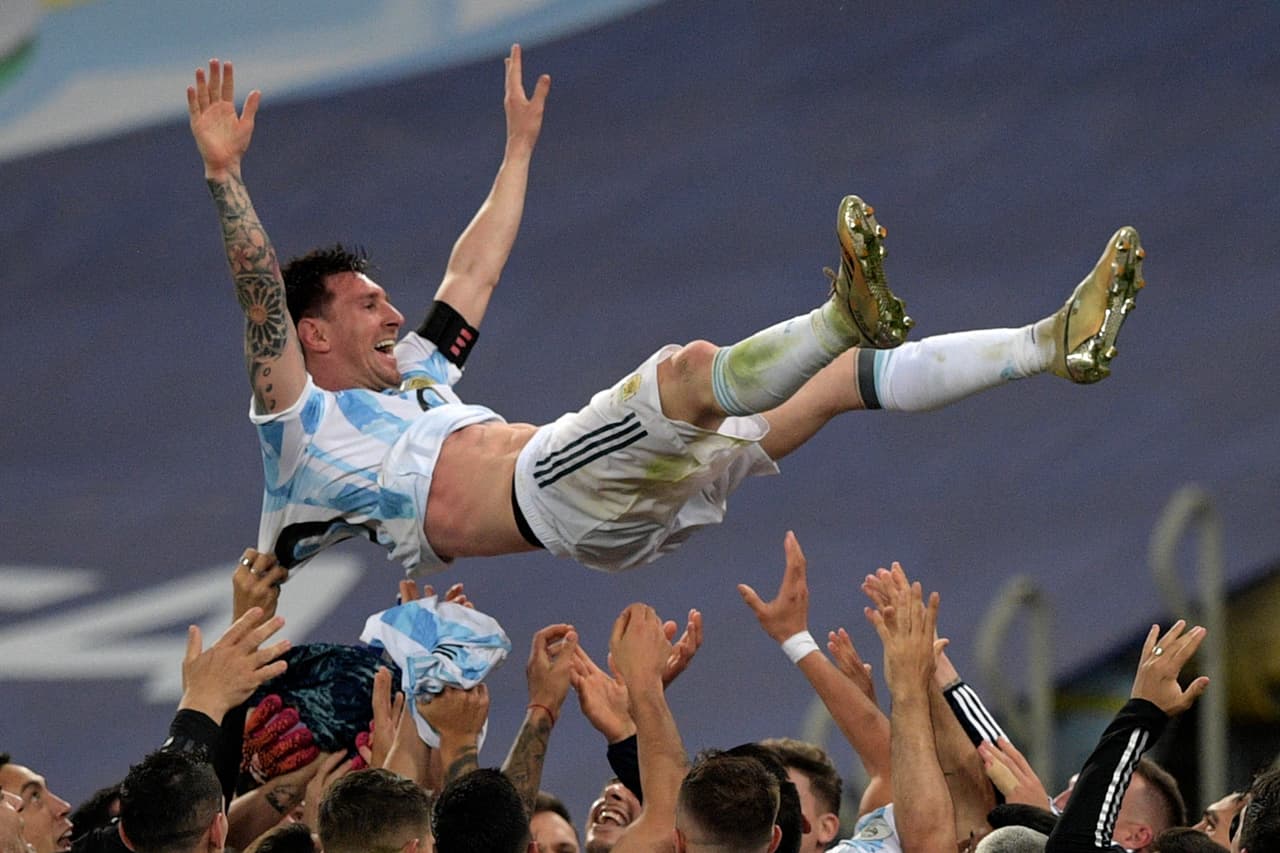 <b>Puesto 2. Lionel Messi (fútbol)</b>
<br>
<br>Ganancias totales: 130 millones de dólares.
<br>
<br>Ganancias en el deporte: 97 millones de dólares.
<br>
<br>Ganancias en patrocinios: 33 millones de dólares.
<br>
<br>Las ganancias totales de Messi son un récord para el fútbol. Una filtración de su contrato con el Barcelona, publicada en enero por el diario español El Mundo, mostró que está ganando mucho más de lo públicamente se conocía. 
<br>