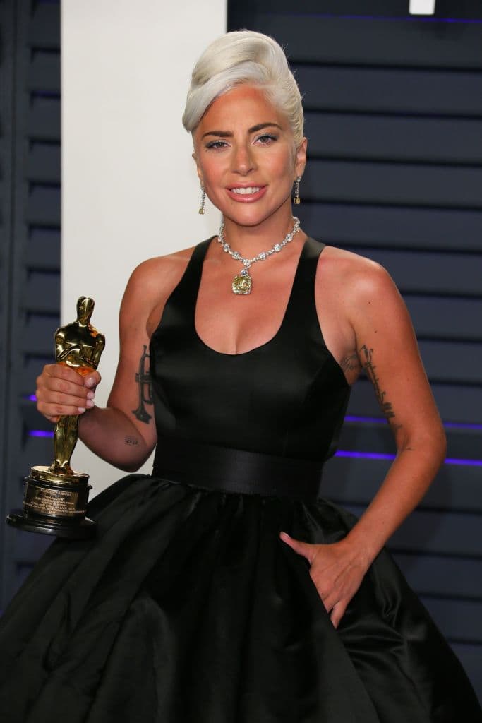 <b>Lady Gaga</b> 
<br>En 2019, la cantante y actriz asistió a los Premios Oscar usando un collar con un diamante amarillo valuado en 30 millones de dólares.