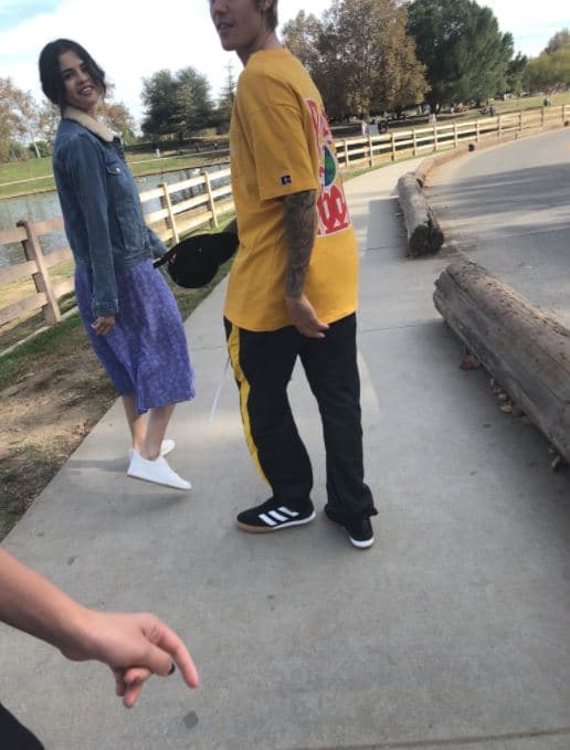 Recientemente, el 14 de noviembre, una fan captó a la pareja en Balboa Lake. La foto, donde se les ve muy felices juntos y que la seguidora subió a su cuenta de Twitter, se lee: ""Han pasado ocho años y estoy sumamente feliz y bendecida porque finalmente pude ver a Justin. Selena y Justin lucen adorables juntos. Muero por dentro".
