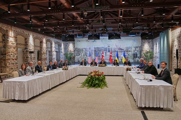 Las delegaciones de Ucrania y Rusia, con los acompañantes de Turquía y EEUU. (Photo by Francisco Seco / POOL / AFP) (Photo by FRANCISCO SECO/POOL/AFP via Getty Images)