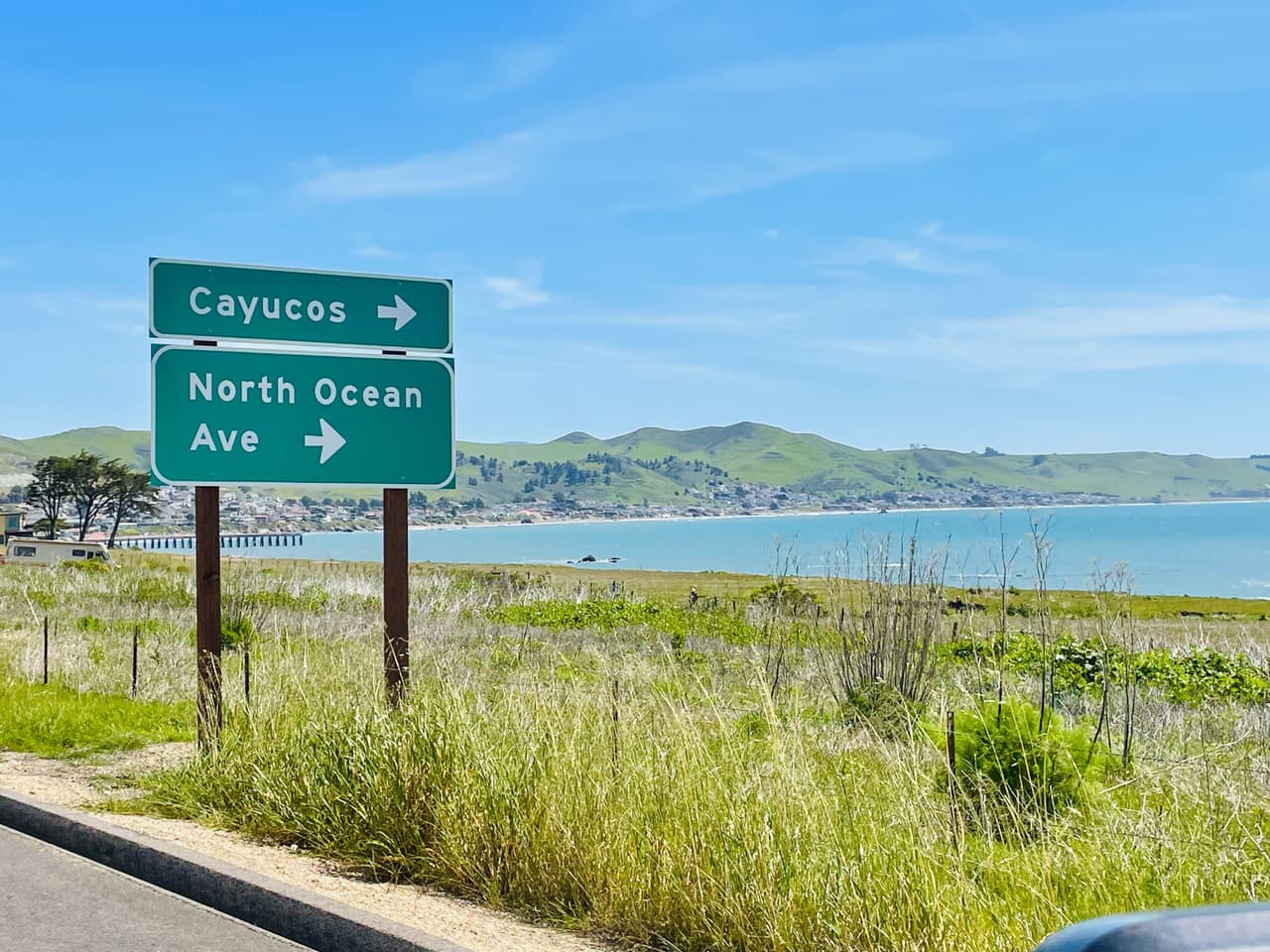 <b>Cayucos</b> está justo al lado de la autopista 1, ubicado 
<b>entre Morro Bay y Cambria. </b>No querrás perderte este encantador y pueblo costero. La playa estatal de Cayucos es una de las mejores de California para surfear, nadar y tomar el sol. La playa cuenta con estacionamiento cercano, instalaciones para picnic y cuenta con un fácil acceso.
<br>