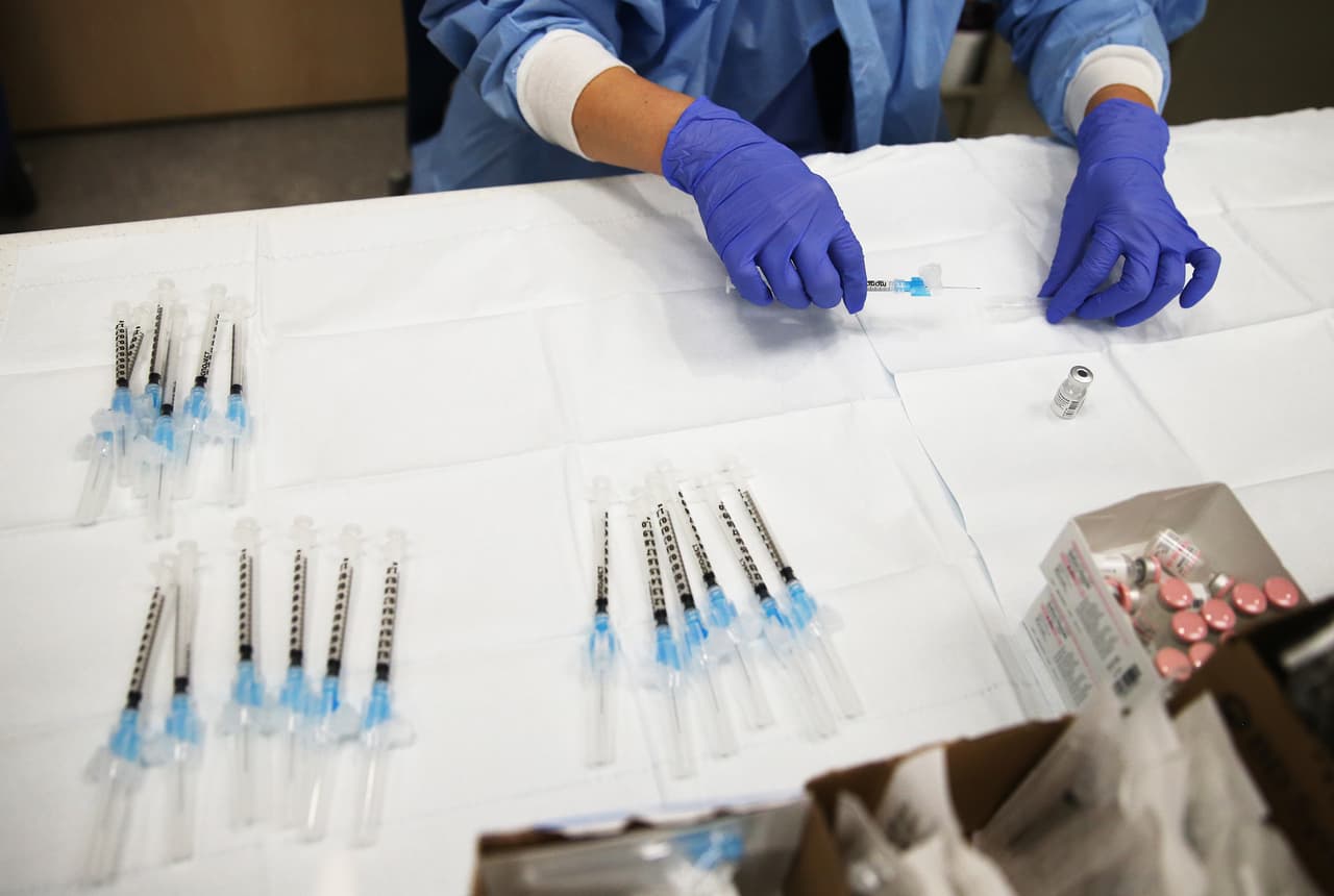 Tanto en Los Ángeles, Riverside, San Bernardino, Orange y San Diego, los cinco condados con la crisis de salud más apremiantes ya se establecieron centros masivos de vacunación y 
<a href="https://www.univision.com/local/los-angeles-kmex/vacuna-covid-19-los-angeles-san-bernardino-orange-y-riverside">aquí puedes encontrar la información</a>.