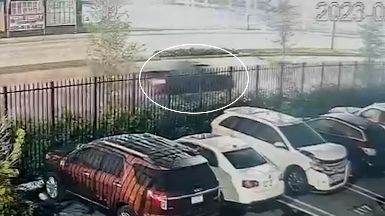 Una cámara de seguridad, 
<a href="https://www.univision.com/local/miami-wltv/video-capta-el-momento-cuando-un-conductor-atropella-mortalmente-un-hombre-en-miami-video" target="_blank">captó el momento cuando esta camioneta Pick-Up negra, lo impactó. </a>
<br>