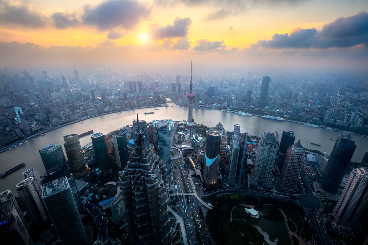 <b>Puesto 16. China</b>
<br>
<br>Tasa más alta de impuesto sobre la renta personal en 2021: 45.00%.
<br>
<br>A partir de una renta anual de 960,000 renminbi (unos 150,317 dólares) China impone 45.00%. Hay otros tipos impositivos para los ingresos de empresas privadas y asociadas con el estado. 
<br>
<br>Tras los recortes de impuestos de 2017, los estadounidenses más ricos vieron caer su tasa de impuesto sobre la renta federal marginal máxima al 37% (habían estado pagando 39.6% que habían estado pagando desde 2013). 
<br>
<br>Estados Unidos ocupa el puesto 41 entre los 140 países con la tasa de impuesto sobre la renta nacional marginal más alta, según un análisis de la investigación de KPMG 
<a href="https://247wallst.com/special-report/2021/11/21/25-countries-where-rich-are-taxed-the-most/"><u>que realizó el portal</u></a> 24/7 Wall ST.
<br>