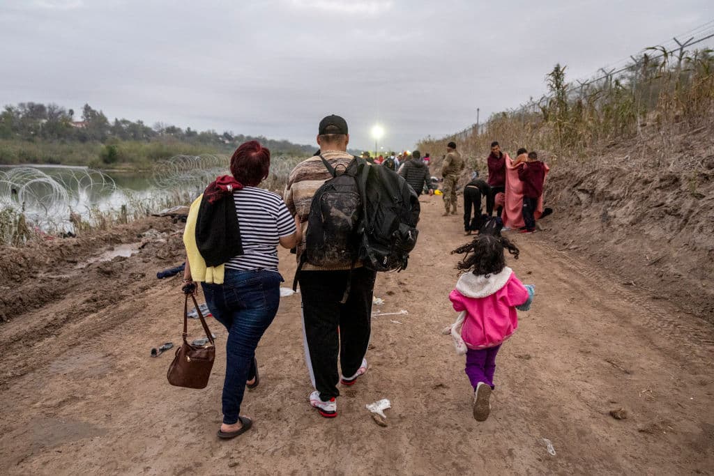 Crisis en la frontera: Senado deja negociaciones de política migratoria para 2024