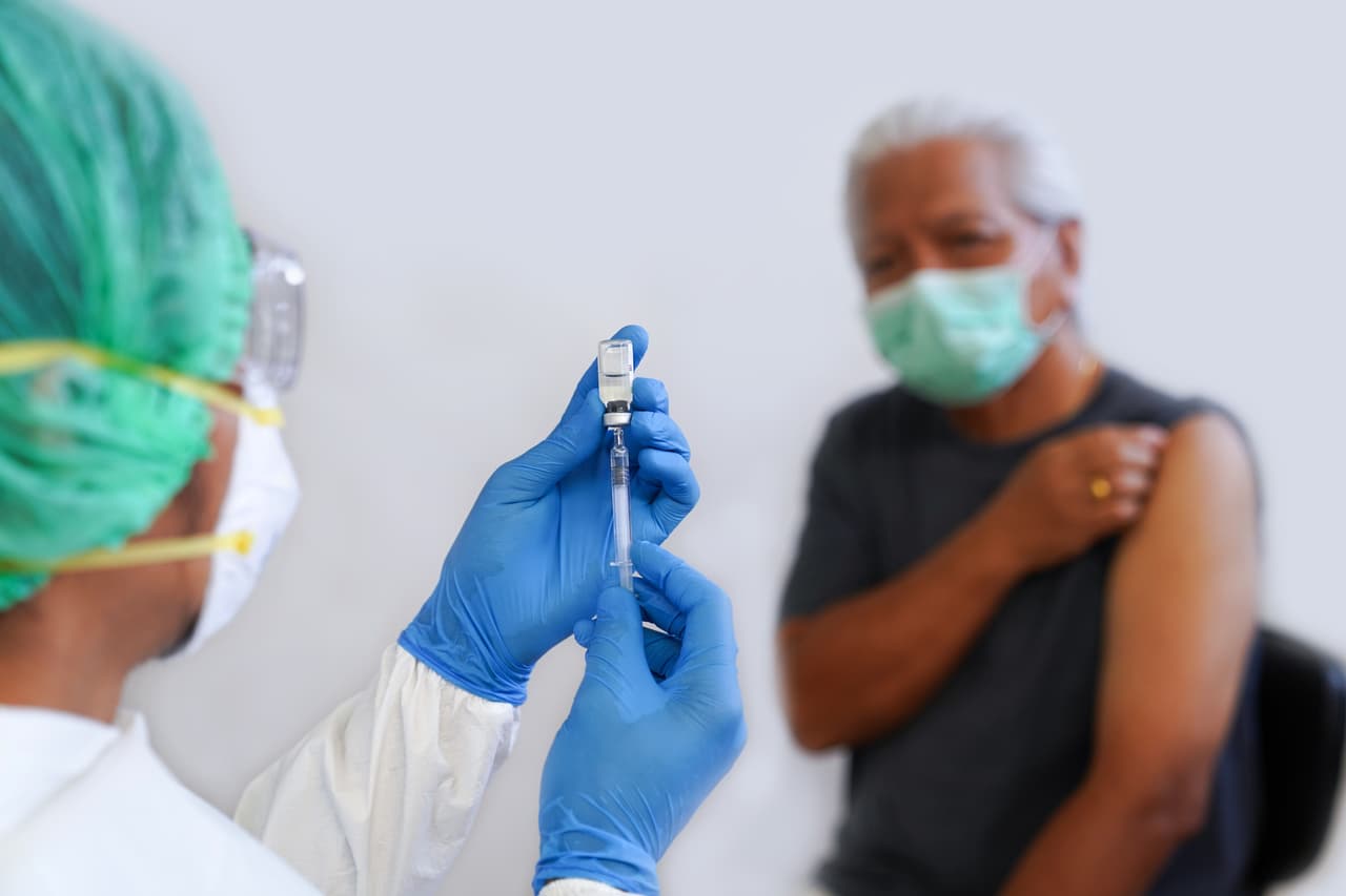 Los científicos aún no saben exactamente cuánto dura esta inmunidad o qué tan fuerte es, aunque investigaciones recientes sugieren que la protección podría durar varios meses.