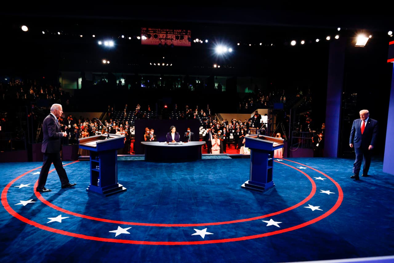 La entrada de los candidatos al escenario. El presidente Donald Trump reiteró que divulgará sus declaraciones de impuesto a la renta después de que terminen las auditorías que le está haciendo el gobierno.