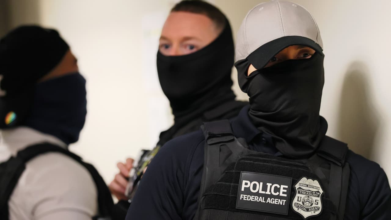 Varios estados presentan demanda por el uso de máscaras en operativos migratorios: ¿qué dice la ley?
