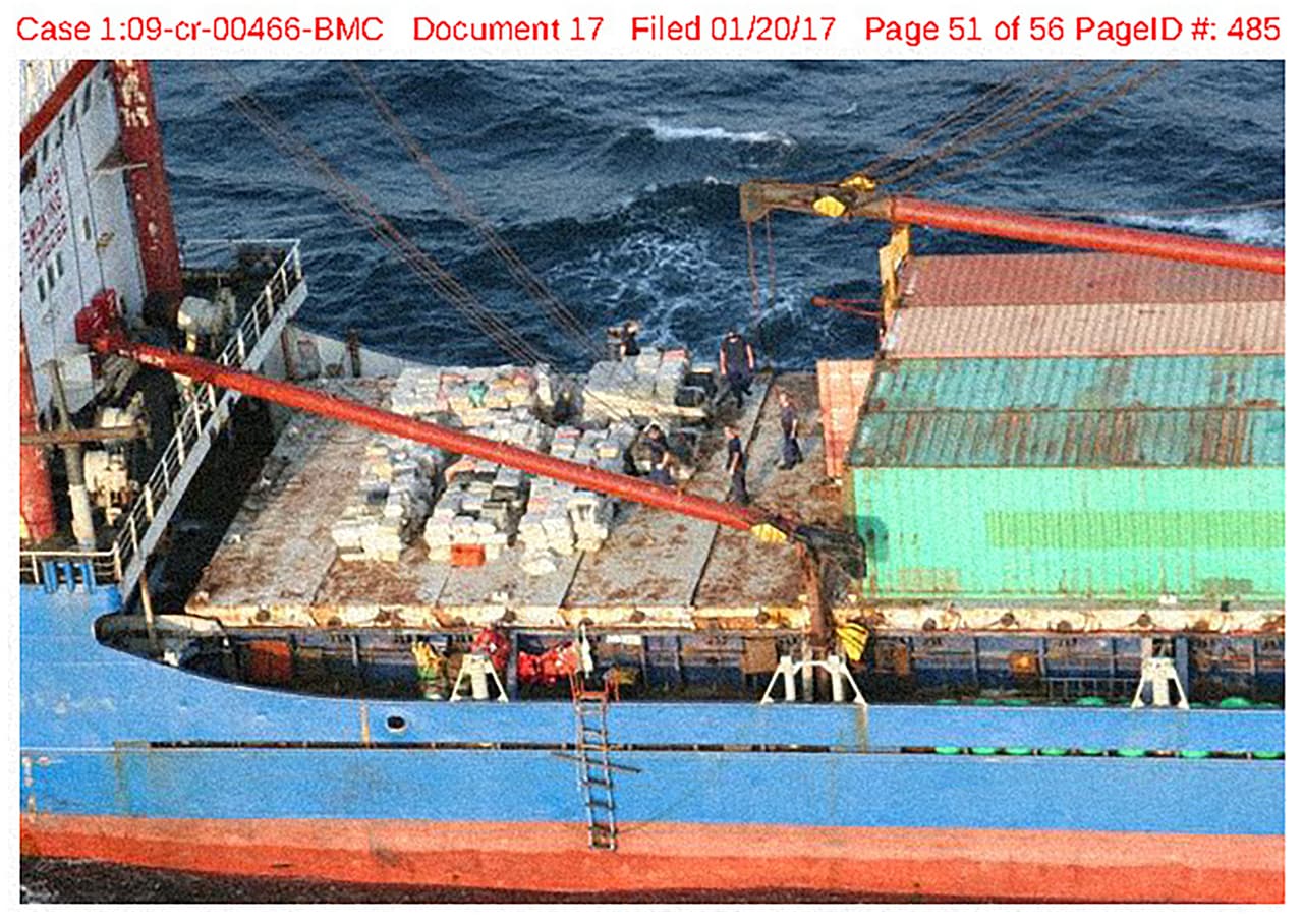 Parte de los 19,000 kg de droga decomisada en el mar y que está marcada como "evidencia 10".