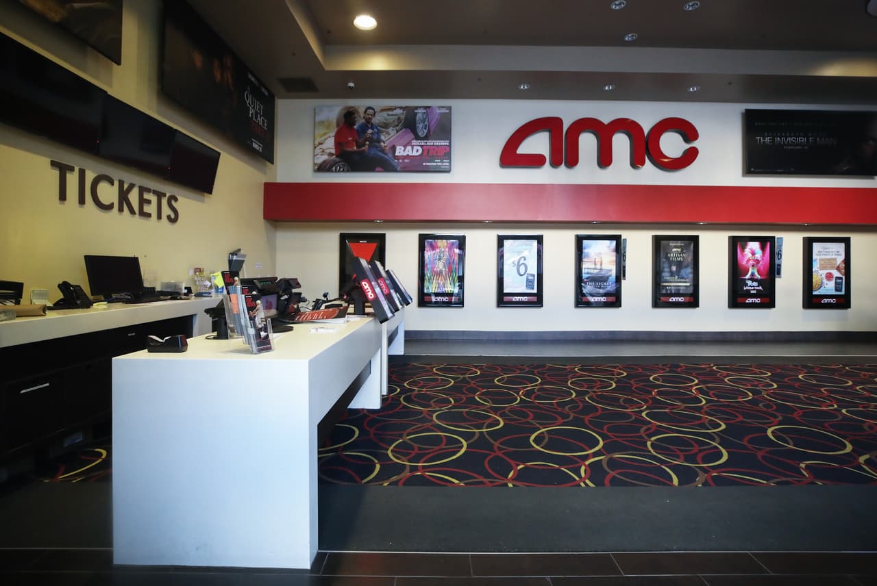 <b>Cines.</b> Las recomendaciones de distanciamiento social han impactado severamente a esta industria. La recaudación del fin de semana del 13 al 15 de marzo fue de unos 54 millones de dólares, la más baja desde septiembre de 2000. Para tener una mejor idea, ningún fin de semana del año 2020 había recaudado menos de 80 millones. La cadena AMC ha anunciado el cierre de todos sus cines y Regal anunció que cerraría más de 500 salas, dejando a más de 25,000 personas sin empleo.
<br>