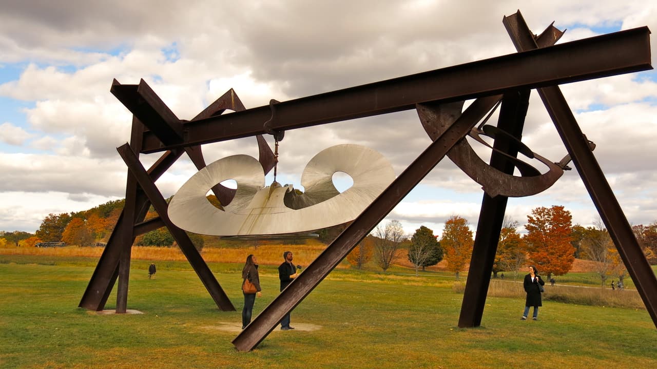 <i><b>Museo Storm King</b></i>
<b>, Nueva York.</b> En el valle del río Hudson, a una hora de camino desde el centro de la ciudad de Nueva York, se encuentra este museo de esculturas aire libre. Los visitantes pueden caminar por la naturaleza entre la colección de obras de arte, hacer un picnic y ver nuevas instalaciones de artistas emergentes. Todo bajo un estricto control de la cantidad de personas para mantener el distanciamiento físico.