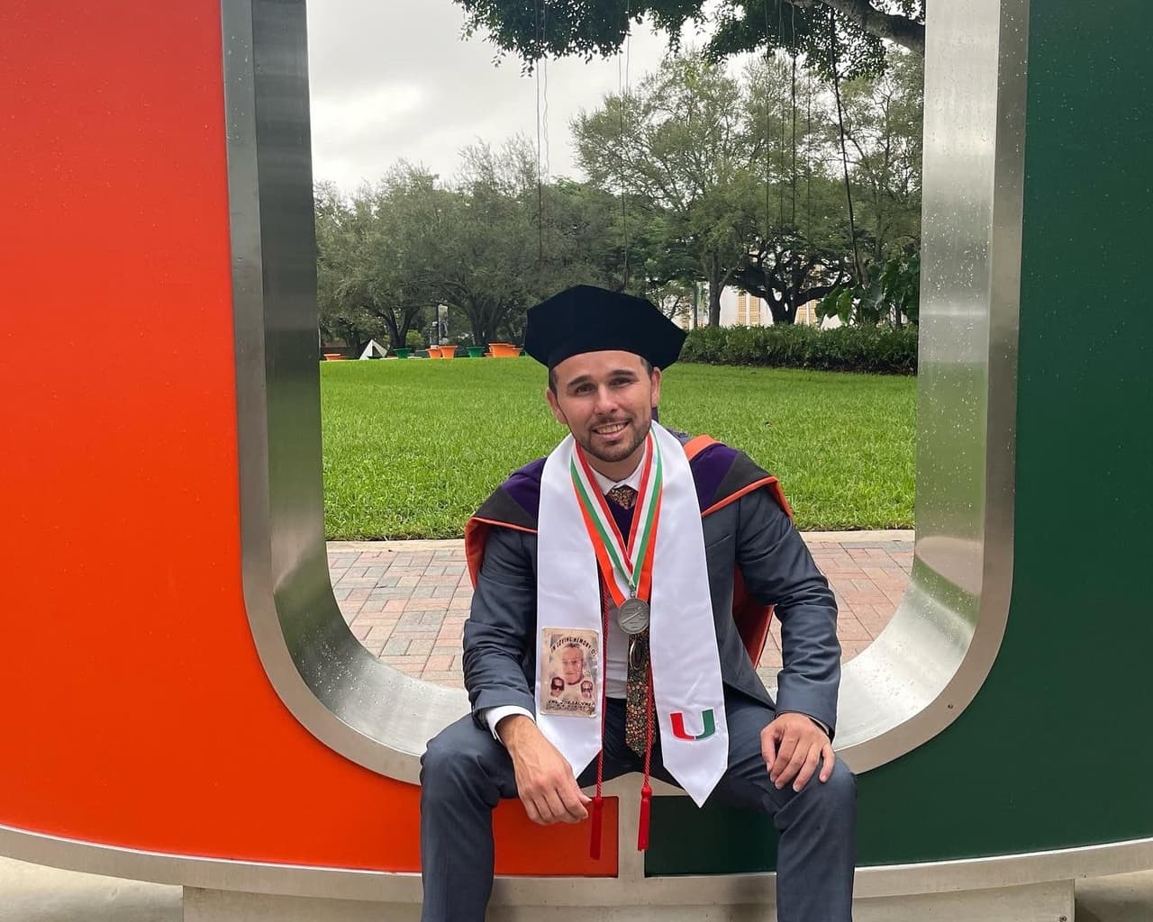 Ángel Sánchez tras su graduación from the Universidad de Miami Law School.