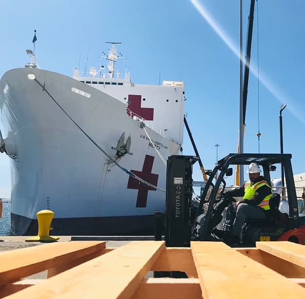 El gran buque, hospital naval no atendenrá casos de coronavirus. Servirá como un hospital de referencias para pacientes con enfermedades y lesiones no relacionadas con la pandemia.