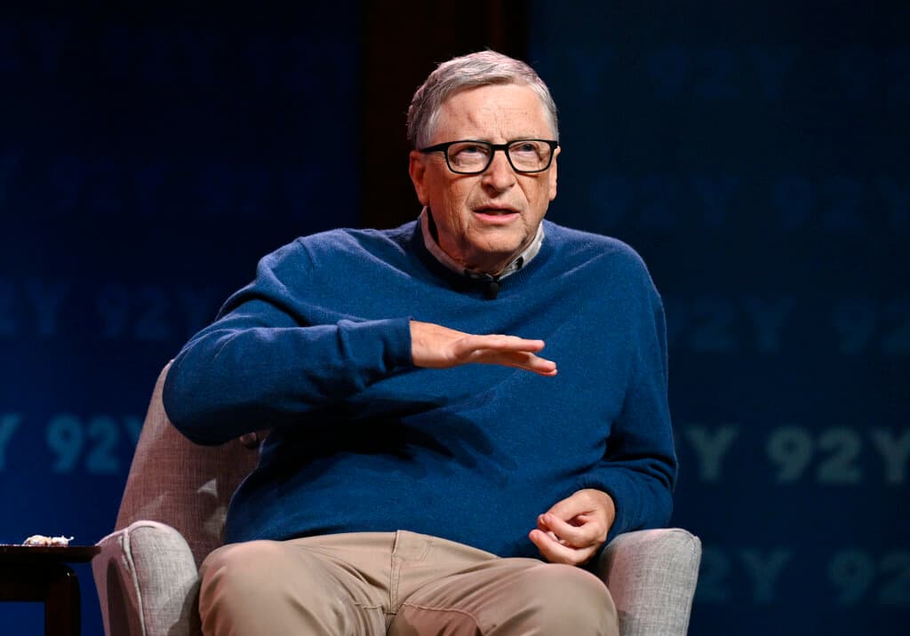 <h3 class="cms-H3-H3"><b>Bill Gates</b></h3>
<br>
<br>El patrimonio de Bill Gates, fundador de Microsoft, alcanza los $116,000 millones, pero 
<b>ha perdido $21,700 millones este año.</b>
<br> 
<br>Gates, el pionero del software, dejó Microsoft para convertirse en filántropo a tiempo completo.
<br>