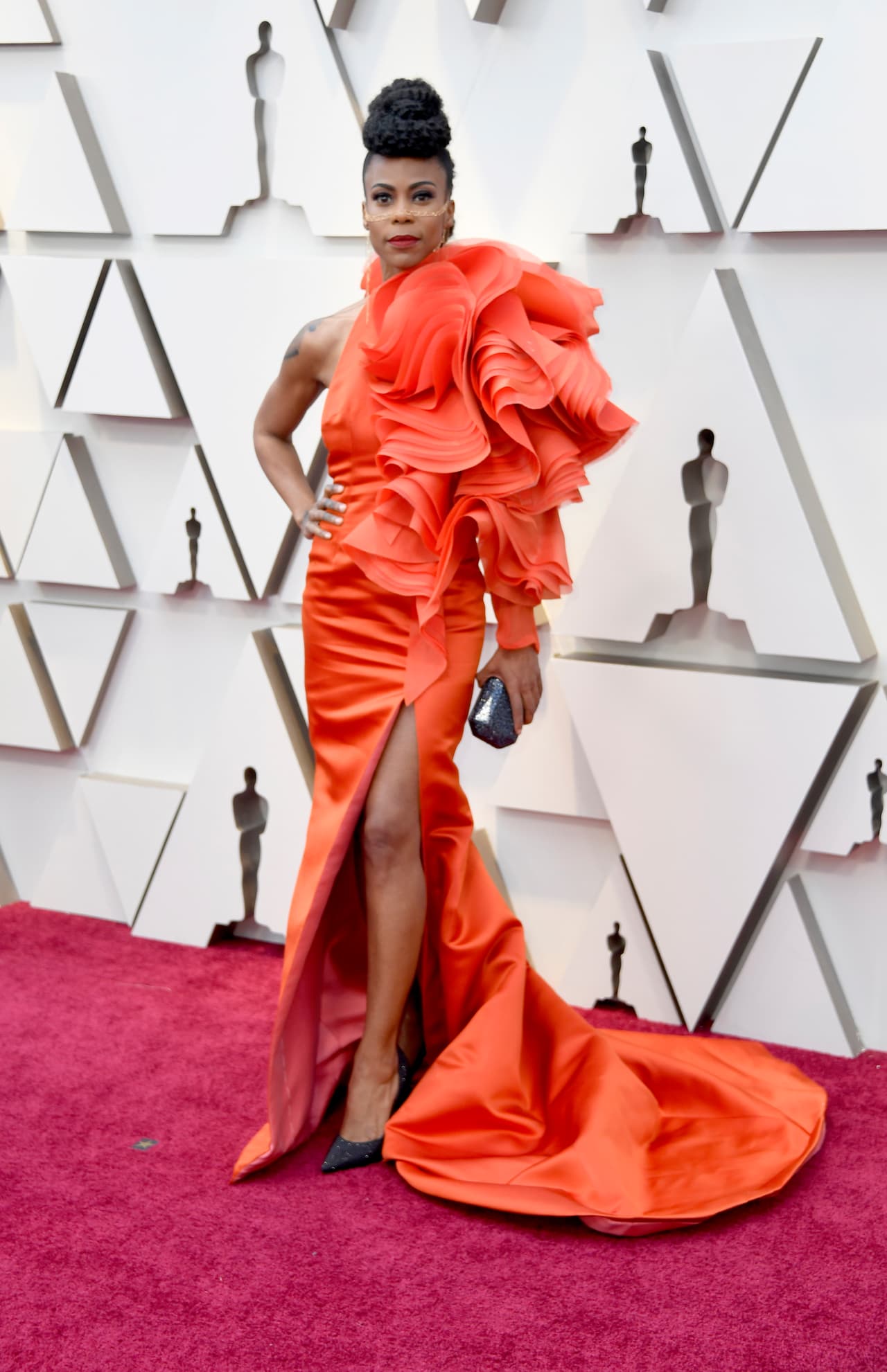Las joyas completaron de manera magistral su voluminoso vestido naranja de un solo hombro y cauda corta.