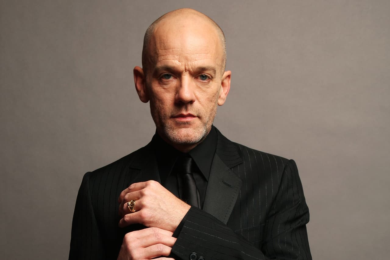 <b>R.E.M.</b> En septiembre de 2015 Trump subió al escenario de un mitin en Washington DC con el enérgico hit "It's the end of the world". "Vayan a la mierda, todos ustedes, hombres pequeños tristes, que llaman la atención, hambrientos de poder. No usen nuestra música o mi voz para su farsa estúpida de una campaña”, dijo momentos después Michael Stipe, líder de la banda. El mensaje fue divulgado desde 
<a href="https://twitter.com/m_millsey/status/641715818502463488"><u>la cuenta de Mike Mills</u></a>, otro de los fundadores del grupo.