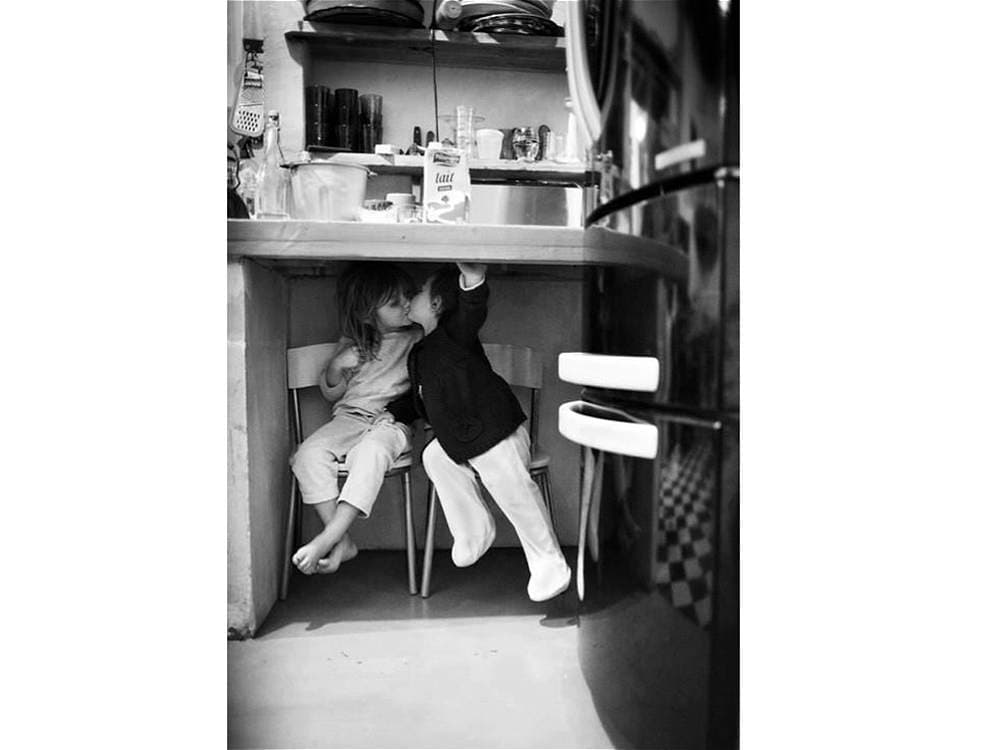 En marzo de 2014, el fotógrafo 
<a href="https://www.lensculture.com/alain-laboile">Alain Laboile</a> publicó en la red social Facebook un álbum con fotografías sobre la vida que comparte con su familia. Sin embargo, Facebook las eliminó al entenderlas como pornografía infantil, pues en la mayoría de las fotos aparecían sus hijos desnudos.