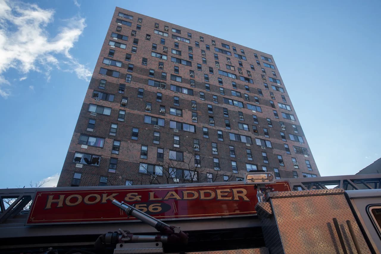 Más de 100 familias fueron desplazadas después de que uno de los incendios más mortíferos de la historia de la ciudad tuviera lugar en una torre residencial del Bronx, el 10 de enero de 2022.