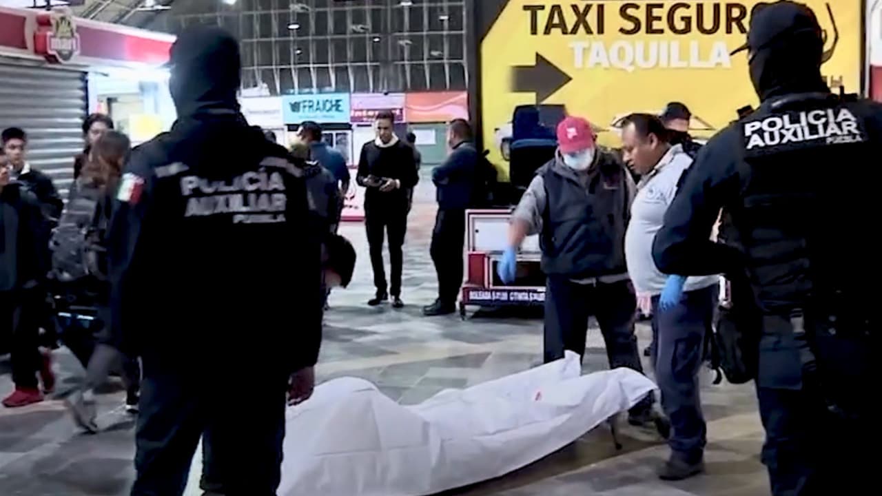 Muere anciana esperando a sus hijos en una banca en la central de autobuses de Puebla