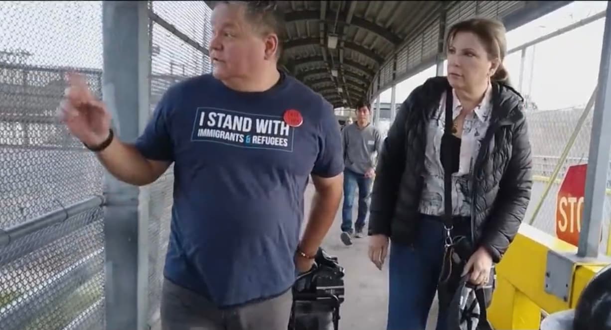La rutina siempre es la misma: Michael cruza, saluda al llegar -respetando la distancia correspondiente- y prepara tres 
<a href="https://www.univision.com/temas/comida">comidas</a>. Si nota que hay nuevos inmigrantes, el buen samaritano va hacia su camioneta 
<b>y baja unas carpas de campamento para que puedan resguardarse en las noches. </b>
<br>