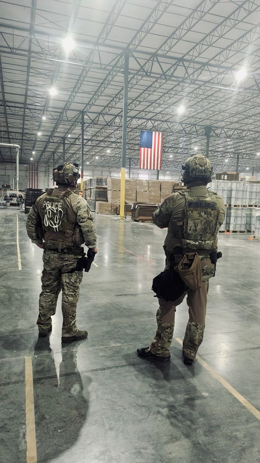 ICE confirmó a 
<i>Univision 34 Atlanta </i>que se trataría de 
<b>un operativo derivado de una investigación de posible explotación de trabajadores</b>. También se informó que el dueño de la empresa había sido arrestado. 
<br>
<br>Wellmade Industries es una empresa que se especializa en el diseño, producción y distribución de pisos.