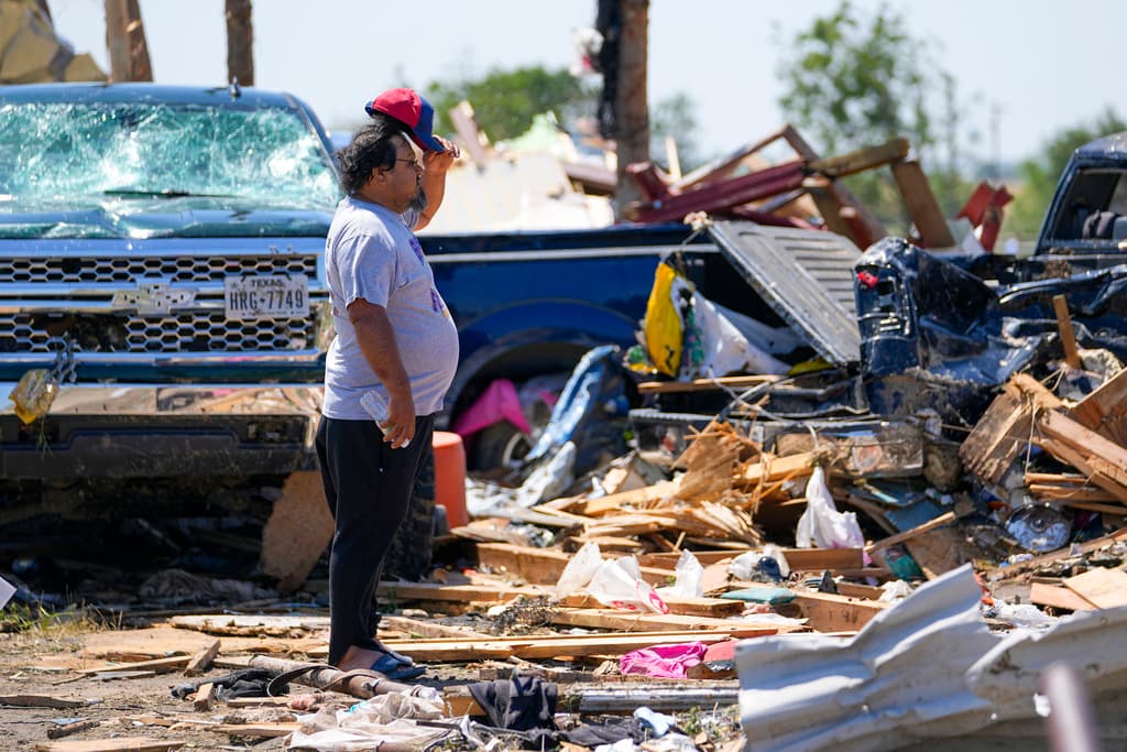 Texas se prepara para más tormentas tras los mortales tornados del fin de semana; en la zona de Dallas 600,000 clientes amanecieron sin luz